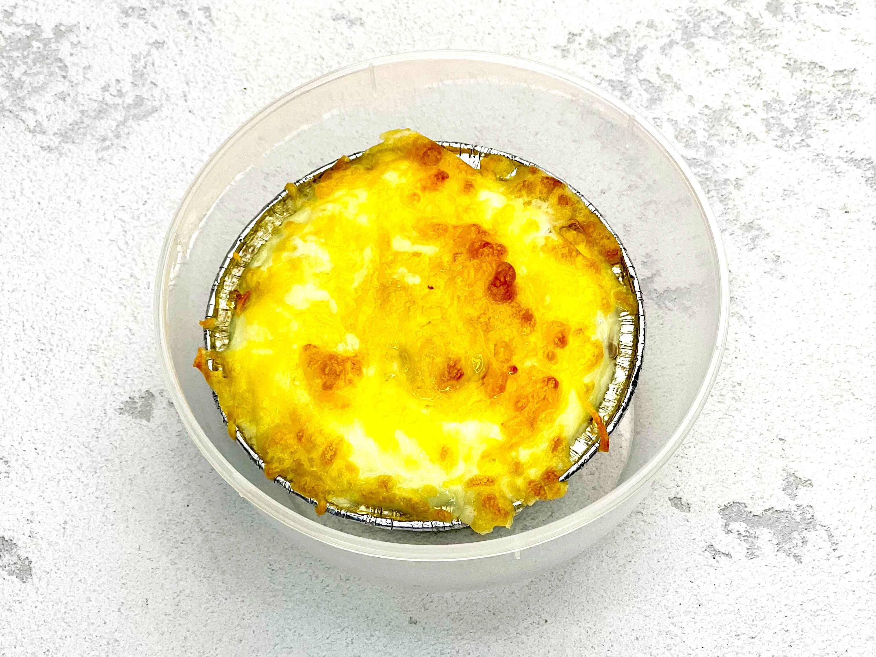 Яйцо кокот с ветчиной, сыром и помидором