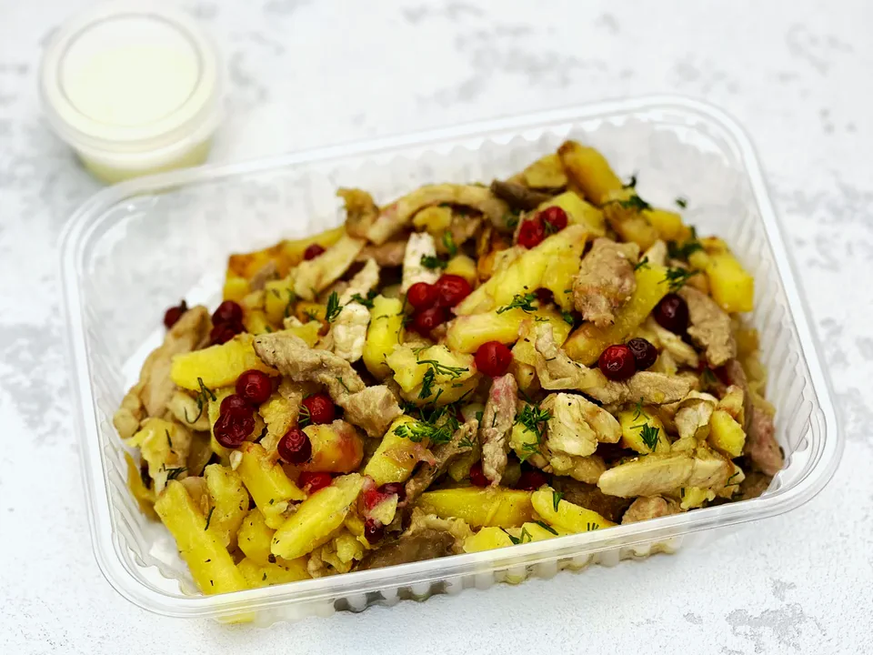 Скоблянка со свининой, курицей и грибами в контейнере