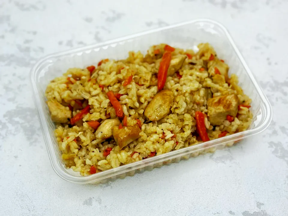 Плов с курицей в прозрачном контейнере